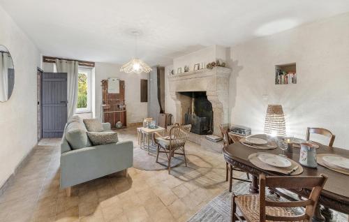 un salon avec une table et une cheminée dans l'établissement Lovely Home In Tremblay With Kitchen, à Les Portes du Coglais