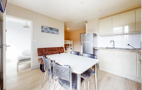 Dapur atau dapur kecil di 1 Bedroom Lovely Apartment In Cucq