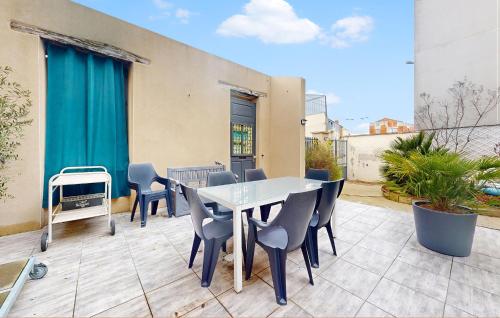 un patio avec une table et des chaises sur un balcon dans l'établissement Awesome Apartment In Limoges With Wifi, à Limoges