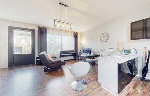 un salon avec une cuisine et un bureau avec une chaise dans l'établissement Awesome Apartment In Limoges With Wifi, à Limoges