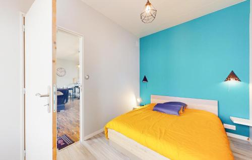 una camera con letto giallo e parete blu di Awesome Apartment In Limoges With Wifi a Limoges