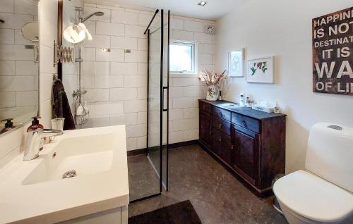 a bathroom with a toilet and a sink and a shower at 3 Bedroom Stunning Home In Hrby in Hörby