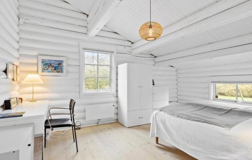 Habitación blanca con cama y escritorio en Cozy Home In Dronningmlle With Kitchen, en Dronningmølle