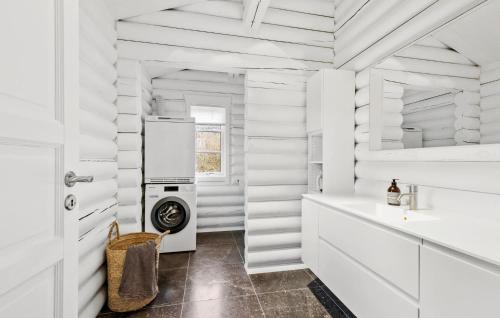 cocina con paredes blancas y nevera blanca en Cozy Home In Dronningmlle With Kitchen, en Dronningmølle