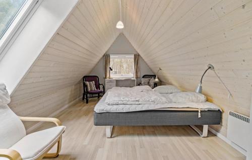 sypialnia z łóżkiem na poddaszu w obiekcie 3 Bedroom Lovely Home In Nex w mieście Spidsegård