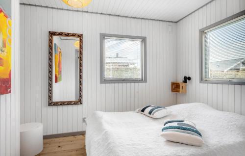 Un pat sau paturi într-o cameră la Stunning Home In Brkop With Wifi
