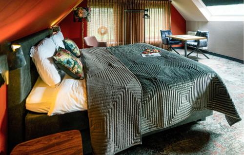een slaapkamer met een bed met een zwart-witte deken bij 3 Bedroom Stunning Home In Fluitenberg in Fluitenberg