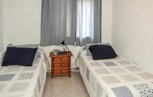 una camera con due letti e un tavolo con finestra di Beautiful Home In Port Adriano With Kitchen a El Toro