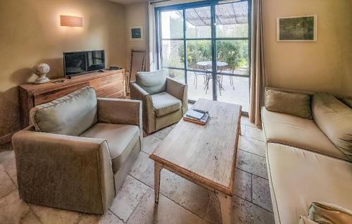 un salon avec un canapé, des chaises et une table dans l'établissement Nice Home In Saint-Laurent-De-La-Ca, à Saint-Laurent-de-la-Cabrerisse