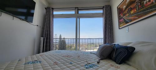 a bedroom with a bed and a large window at Apartamento Parada 50 in Guatemala