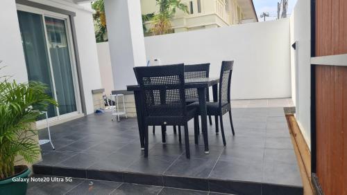 een zwarte tafel en stoelen op een balkon bij 3bed3room in Ban Rangeng