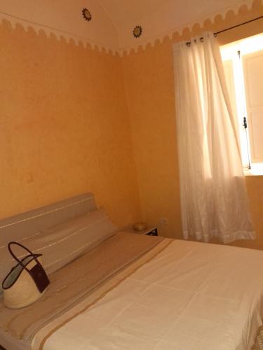 מיטה או מיטות בחדר ב-Dar Rita