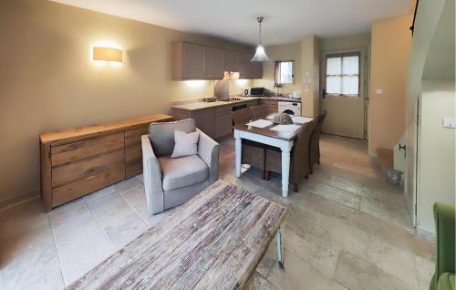 un salon avec une table et une chaise ainsi qu'une cuisine dans l'établissement Nice Home In Saint-Laurent-De-La-Ca, à Saint-Laurent-de-la-Cabrerisse