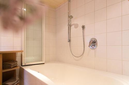 La salle de bains est pourvue d'une baignoire et d'une douche. dans l'établissement Naturidyll Kollnbergmühle, à Fürstenstein
