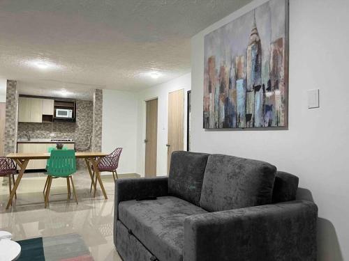 a living room with a couch and a table at Apto de lujo 101, 2 hab 3 baños in Cali