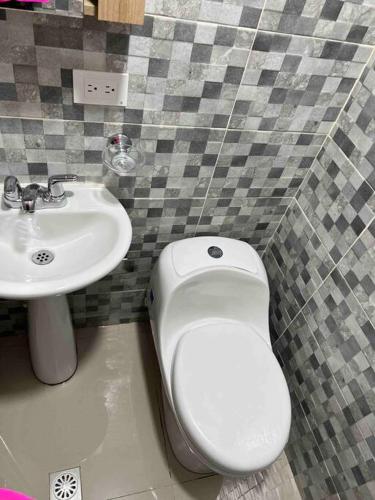 a bathroom with a toilet and a sink at Apto de lujo 101, 2 hab 3 baños in Cali