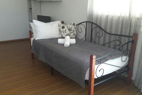 ein Bett mit einem Teddybären drauf in der Unterkunft Bungalow Thalassa, am Strand und mit Mini-Pool in Kalamaki