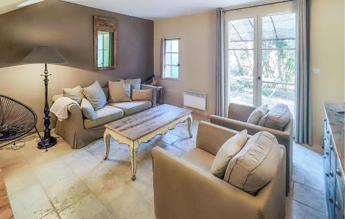 un soggiorno con divani e un tavolo di Nice Home In Saint-Laurent-De-La-Ca a Saint-Laurent-de-la-Cabrerisse
