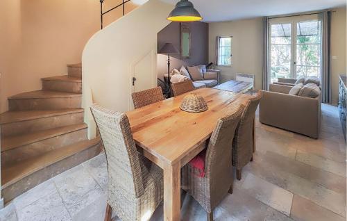 une salle à manger avec une table et des chaises en bois dans l'établissement Nice Home In Saint-Laurent-De-La-Ca, à Saint-Laurent-de-la-Cabrerisse