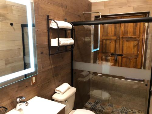 W łazience znajduje się toaleta, umywalka i prysznic. w obiekcie Hotel Hacienda Maravillas w mieście Nopala