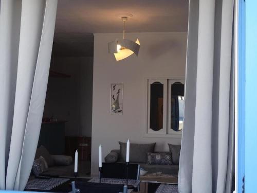 sala de estar con sofá y lámpara de araña en Splendid Santorini Villa | Bella Beach House | 3 Bedrooms | Private Terrace and Beautiful Sea Views | Monolithos en Monólithos