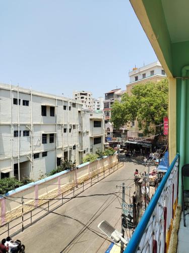 desde el balcón de una calle con edificios en Basama Complex, main road puttaparthi, en Puttaparti