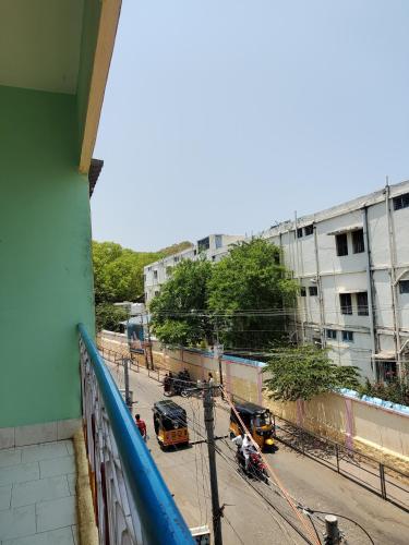 vistas a la calle desde el balcón de un edificio en Basama Complex, main road puttaparthi, en Puttaparti