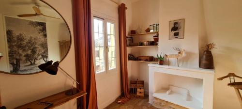 - un salon avec un miroir et une cheminée dans l'établissement Appartement avec terrasse en centre-ville, à LʼIsle-sur-la-Sorgue