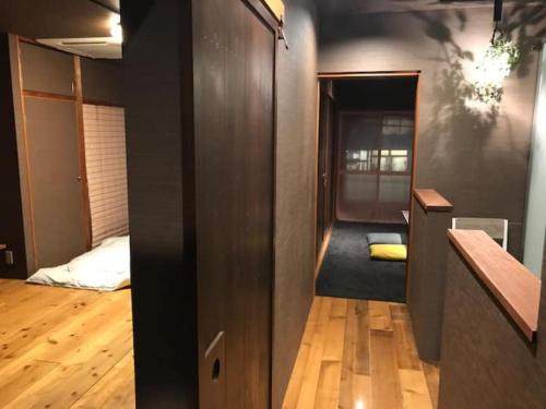 岡山市にあるoyadoyadokari - Vacation STAY 08483vの廊下にベッド1台が備わる部屋、廊下に廊下が備わる部屋