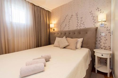 um quarto com uma cama com duas toalhas em Cosy and elegant flat with spectacular city view em Zagreb