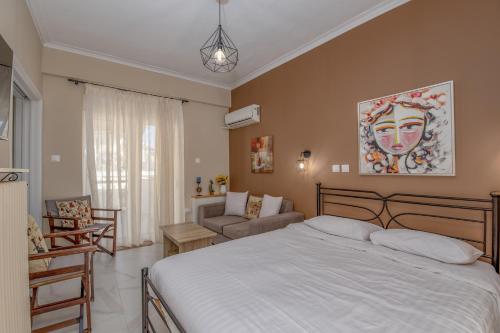ein Schlafzimmer mit einem Bett und ein Wohnzimmer in der Unterkunft Marina Zeas Skydeck in Piräus