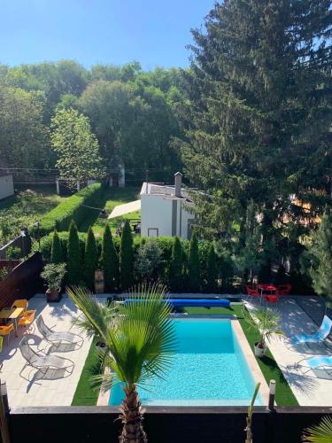 - une vue sur la piscine dans le jardin dans l'établissement Mineral Rubin apartman, à Sóstófürdő
