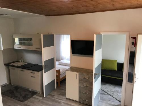 Cette petite chambre comprend une cuisine et une chambre. dans l'établissement Mineral Rubin apartman, à Sóstófürdő