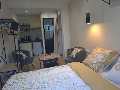 ein Schlafzimmer mit Bett und ein Wohnzimmer in der Unterkunft Sweet / Circuit 24h / Moto GP / Antares / Oasis - centre des expositions / Boulerie Jump in Le Mans