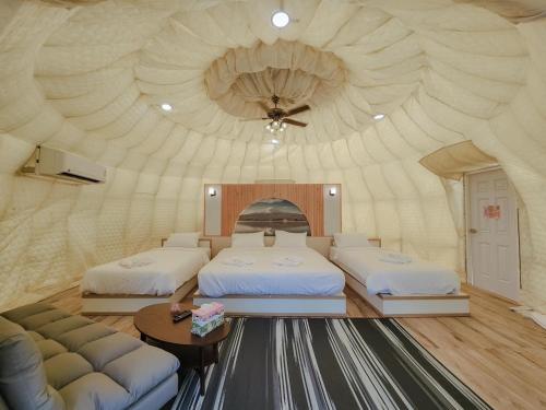 um quarto amplo com 2 camas e um sofá em Dome The Heavenrest em Ban Khlong Ta Sang