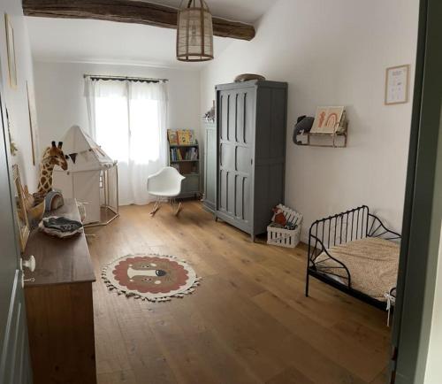 - une chambre avec un lit et une table dans l'établissement Maison Provençale à Eguilles, à Éguilles