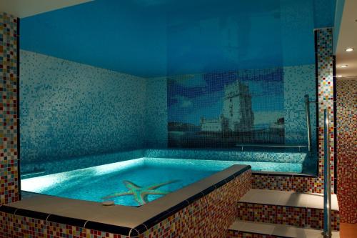 una piscina con una estrella de mar en una habitación en AC Hotel, en Adler