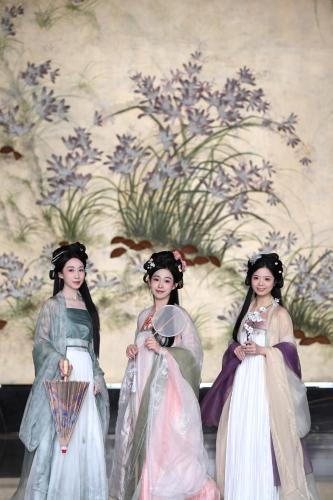 three women in traditional geisha clothing standing in front of a wall at Sheraton Shantou Hotel in Shantou