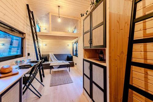 una cocina y sala de estar de una casa pequeña en Tiny-House bei Berlin, en Rüdersdorf
