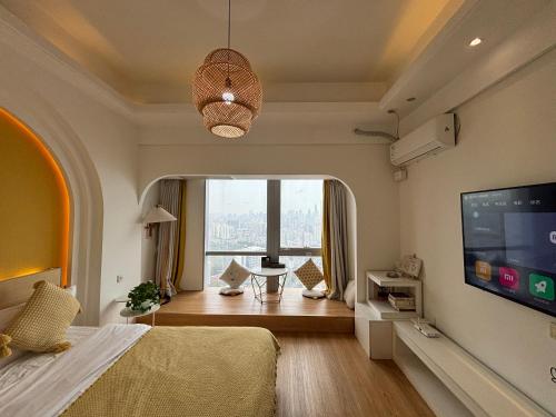 広州市にあるGuangzhou City Inn Hotel Apartment Changgangのベッドルーム1室(ベッド1台、大きな窓付)