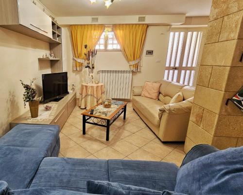 uma sala de estar com um sofá e uma mesa em B&B VILLA MARINA em Castrignano del Capo