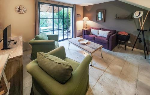 un salon avec deux canapés et une table dans l'établissement Lovely Home, à Saint-Laurent-de-la-Cabrerisse