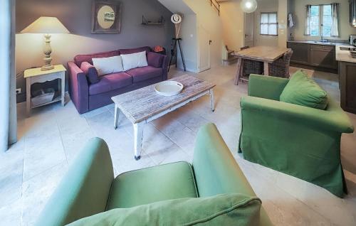 un salon avec deux canapés et une table dans l'établissement Lovely Home, à Saint-Laurent-de-la-Cabrerisse
