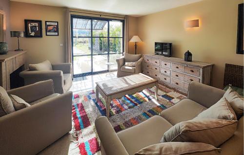 un salon avec un canapé, des chaises et une télévision dans l'établissement Stunning Home In Saint-Laurent-De-La-Ca, à Saint-Laurent-de-la-Cabrerisse