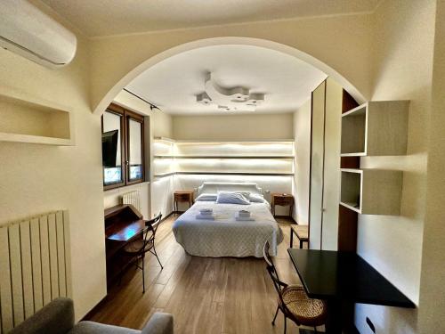 Schlafzimmer mit einem Bett, einem Tisch und Stühlen in der Unterkunft Borgo Manzoni - Charming House in Rozzano