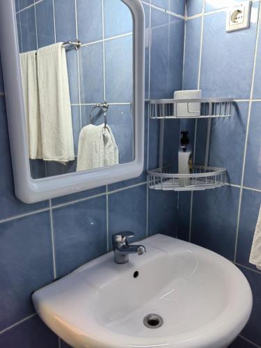 a bathroom with a sink and a mirror and towels at Pensiunea Cabana Veverita Valea Doftanei in Trăisteni