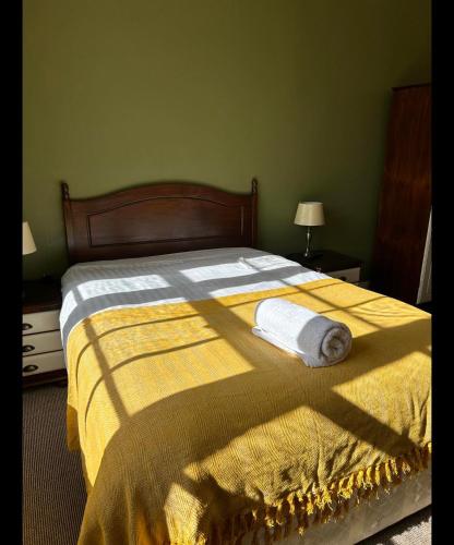 um quarto com uma cama com um cobertor amarelo em Bonny Moor Hen em Stanhope