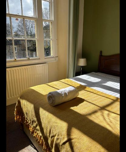 uma cama com uma toalha por cima em Bonny Moor Hen em Stanhope