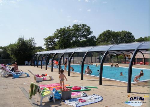 un groupe de personnes dans une piscine dans l'établissement Camping de l'Etang du Pays Blanc, à Guérande