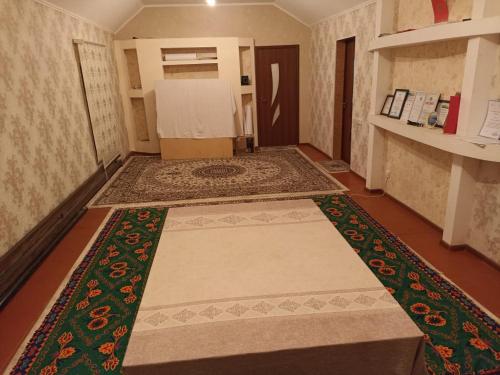 una piccola camera con un tappeto sul pavimento di Talgat & Kaabal a Kara-Agach